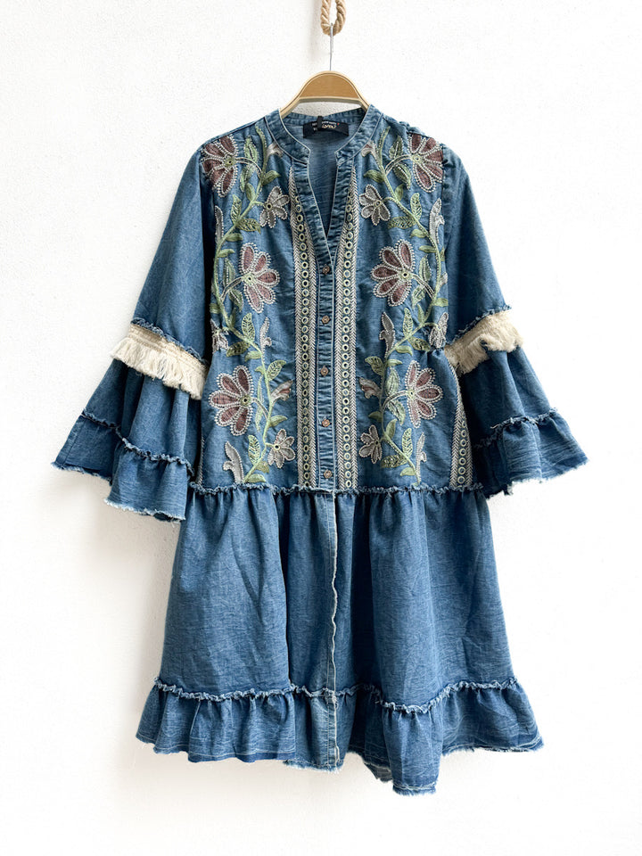Vestido Bohemio de Mezclilla con Bordado Floral y Mangas Acampanadas
