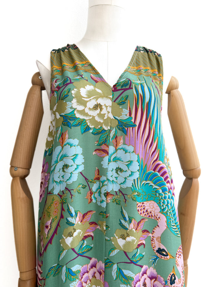 Vestido largo sin mangas con estampado floral y aves