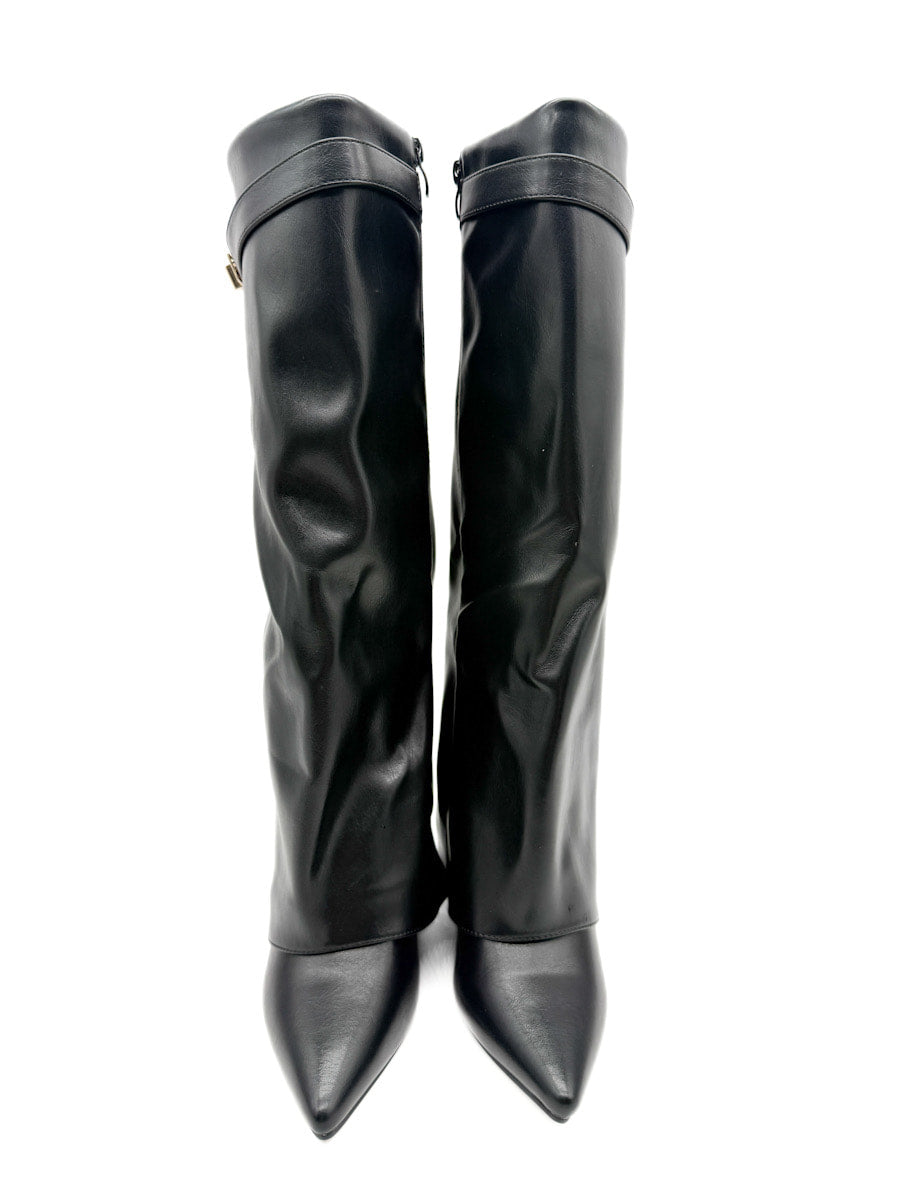 Bota Alta Negra con Tacón Cuadrado y Detalle Metálico Dorado