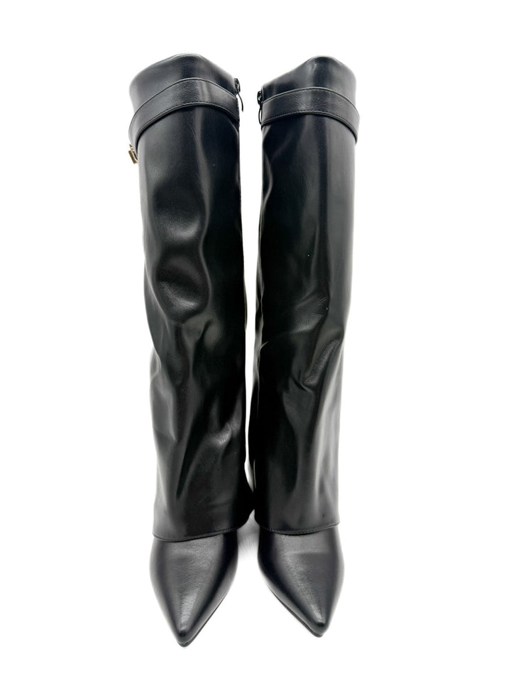 Bota Alta Negra con Tacón Cuadrado y Detalle Metálico Dorado