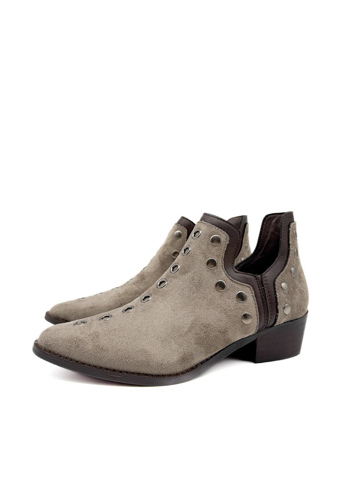 Botines cowboy con tachuelas y cremallera lateral.