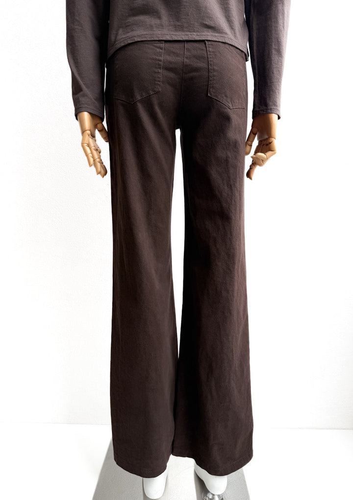 Pantalones Amplios con Botones Laterales — Elegancia Urbana y Detalle Vanguardista