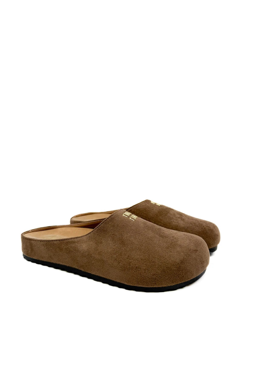 Zuecos Mule de Antelina con Detalle Metálico Dorado y Suela Dentada