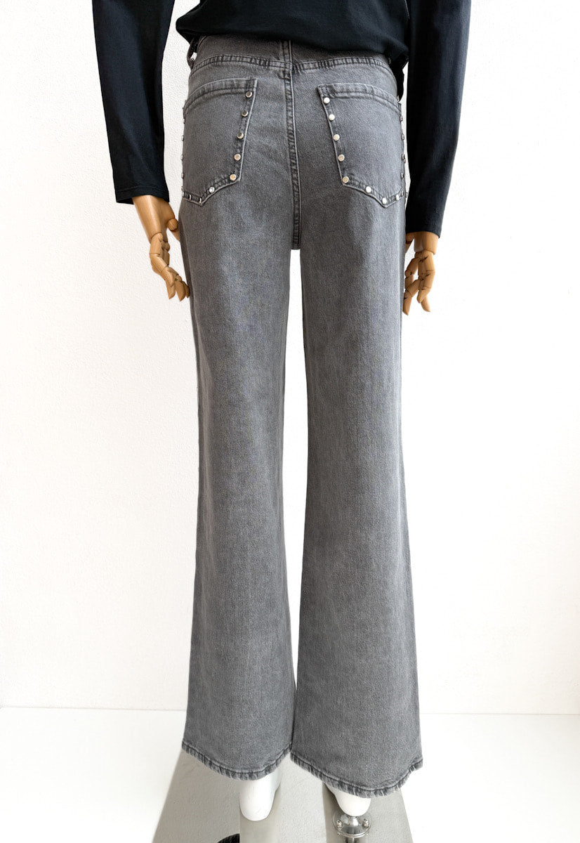 Jeans Gris con Remaches Decorativos