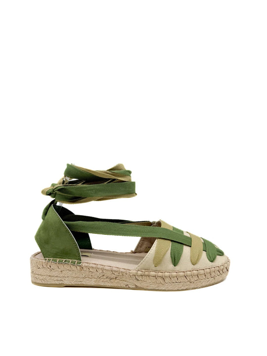 Alpargatas de esparto con cintas cruzadas en varios colores.