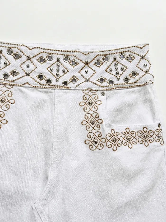 Pantalón ancho blanco con bordado decorativo