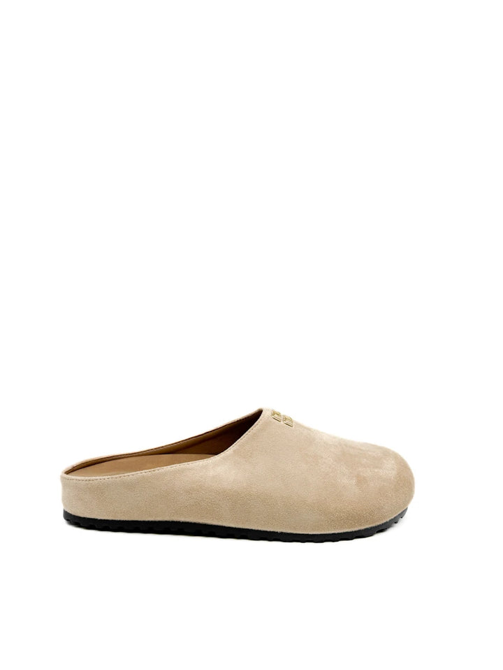 Zuecos Mule de Antelina con Detalle Metálico Dorado y Suela Dentada