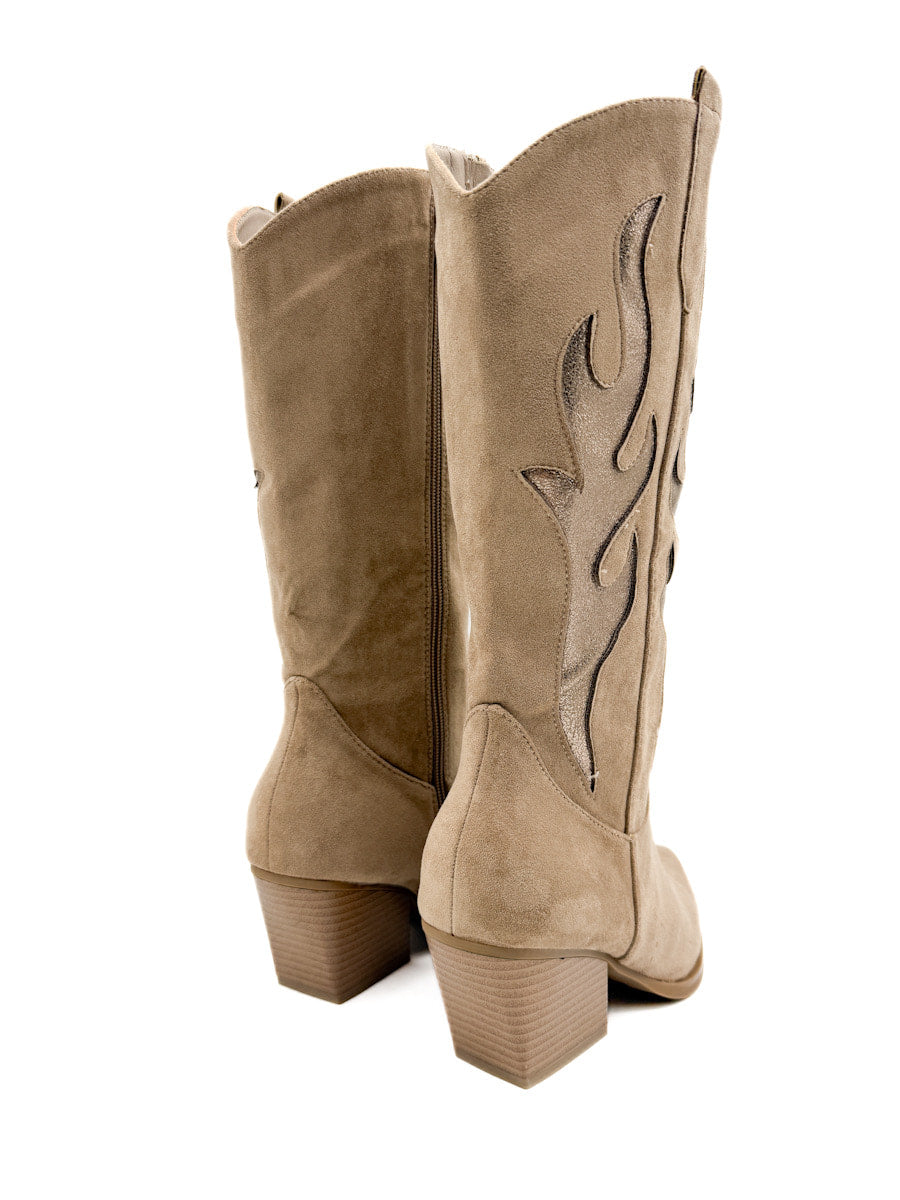 Bota cowboy de Tono Beige con Detalles en Llamas Metálicas