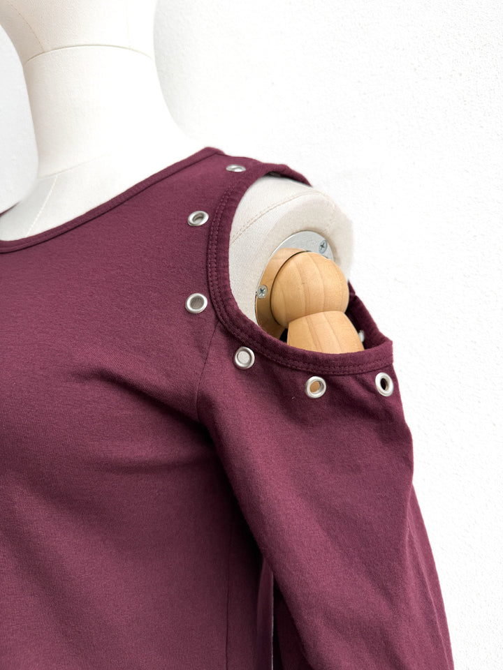Camiseta con Cortes en Hombros y Detalles Metálicos