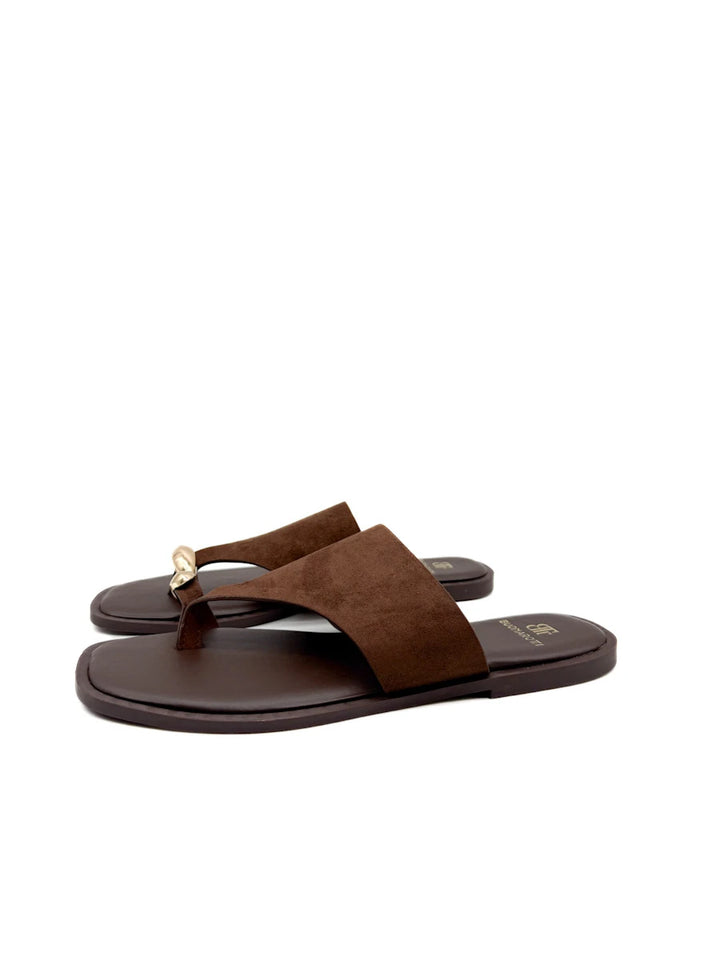 Sandalias Tipo Pala de Dedo con Detalle Metálico Dorado Mujer