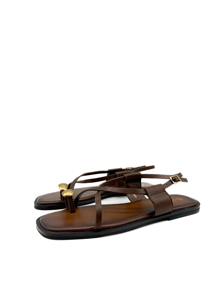 Sandalias Planas con Tira de Dedo y Adorno Dorado Escultural