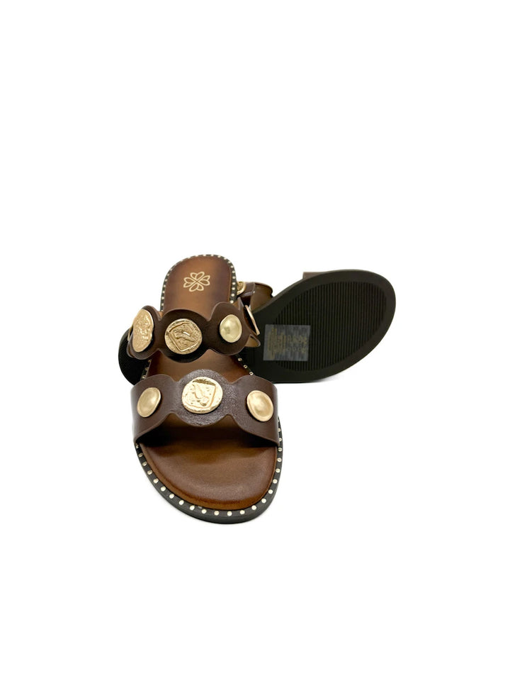 Sandalias de Pala con Medallones Estilo Griego y Tachuelas Doradas - Sandalias Planas de Cuero Marrón Retro