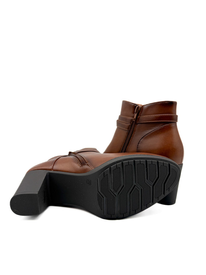 Botines con Hebilla Cruzada y Tacón Grueso: Elegancia y Comodidad en Cada Paso