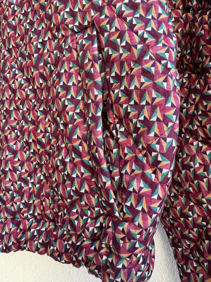 Chaqueta acolchada corta con estampado geométrico