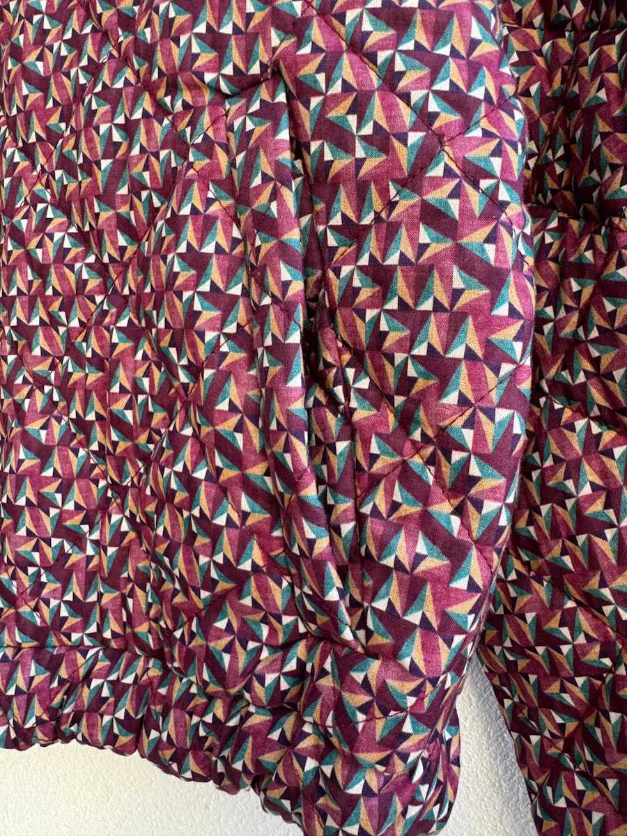 Chaqueta acolchada corta con estampado geométrico