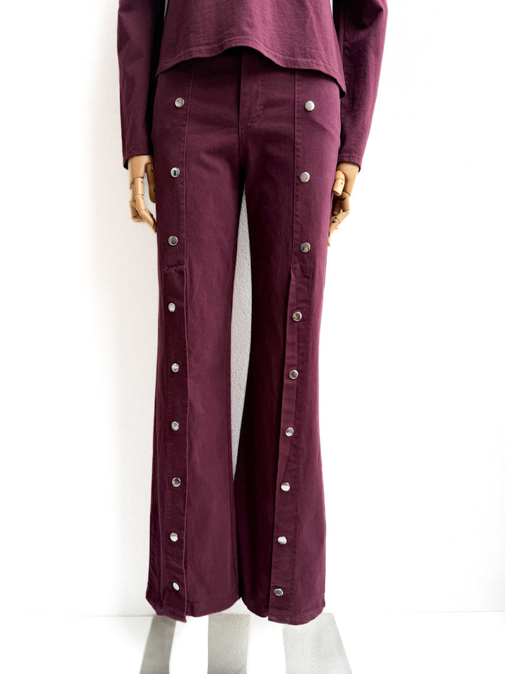 Pantalones Amplios con Botones Laterales — Elegancia Urbana y Detalle Vanguardista