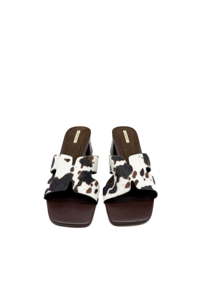 Sandalia de Tacón Medio con Estampado de Piel de Vaca y Diseño en H