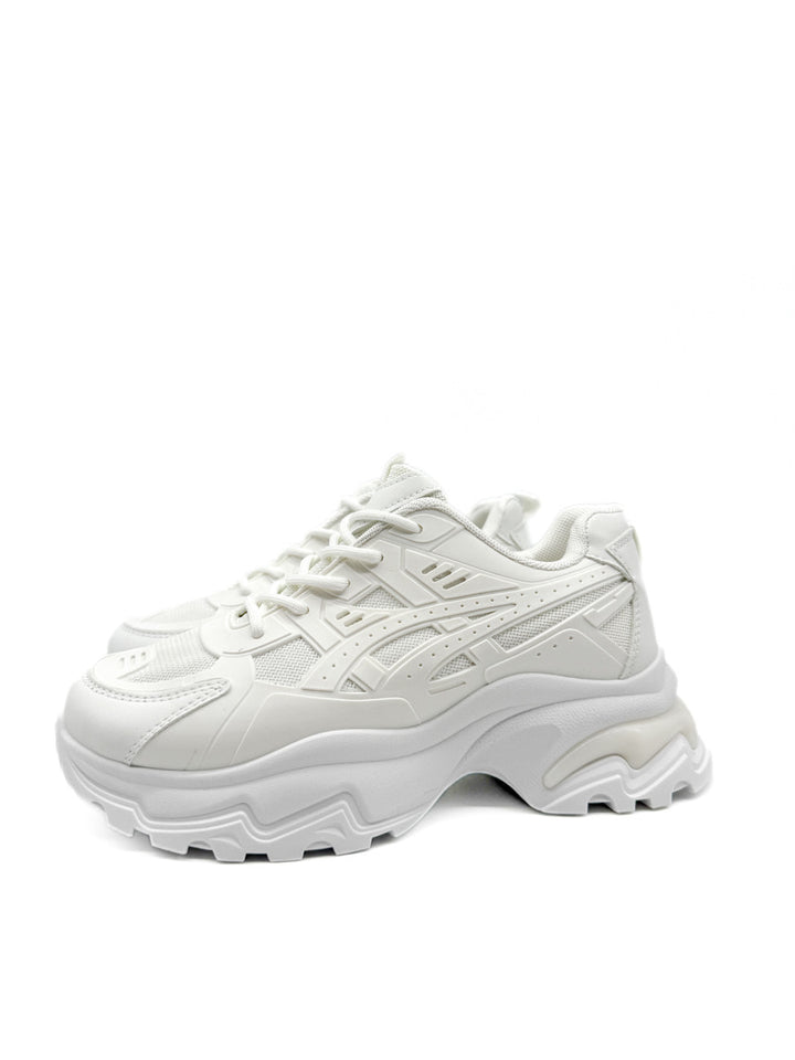 Zapatillas Blanco y Negro: Estilo Urbano con Suela Gruesa