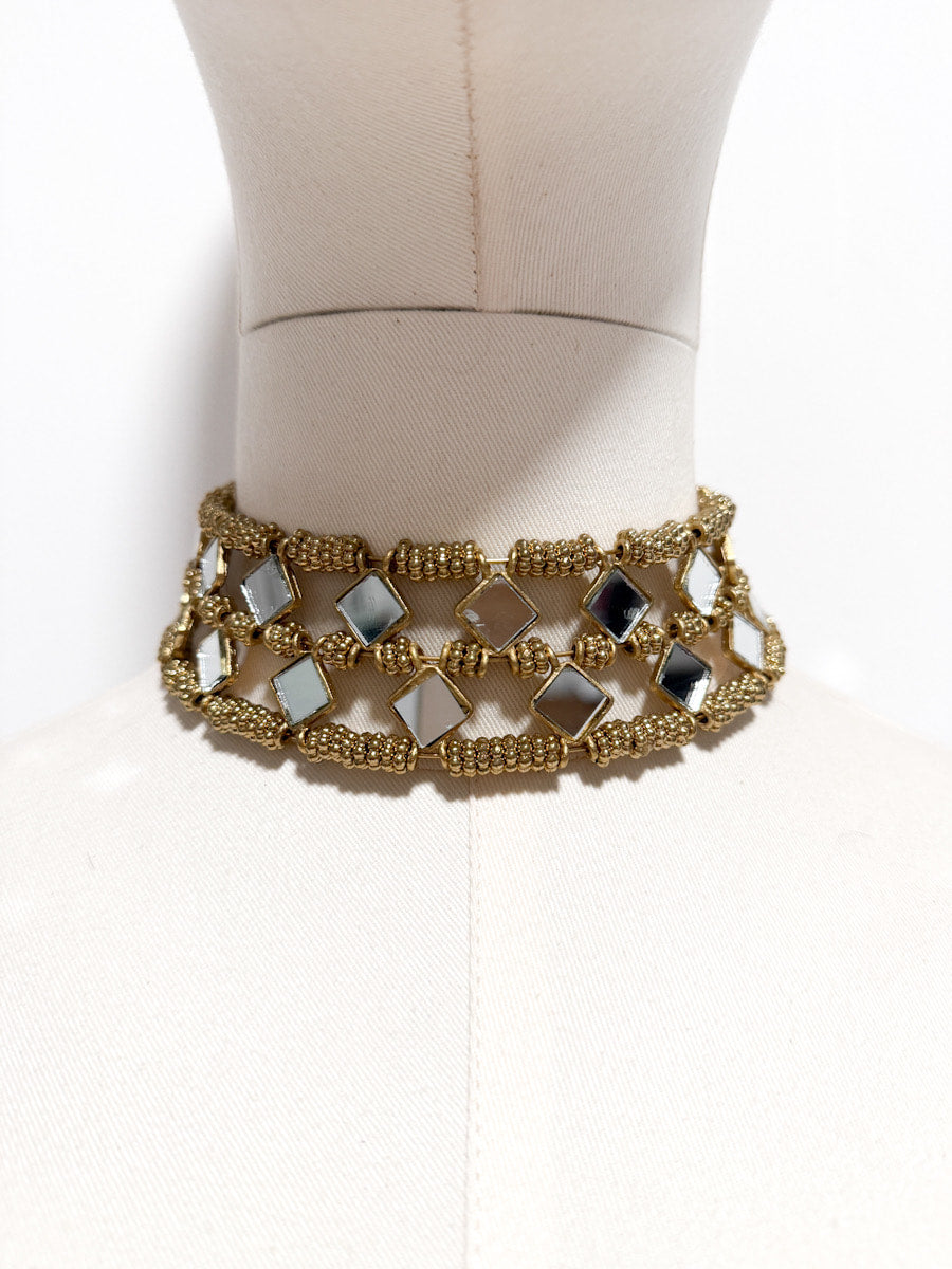 Collar Choker Geométrico Dorado con Detalles de Cristal