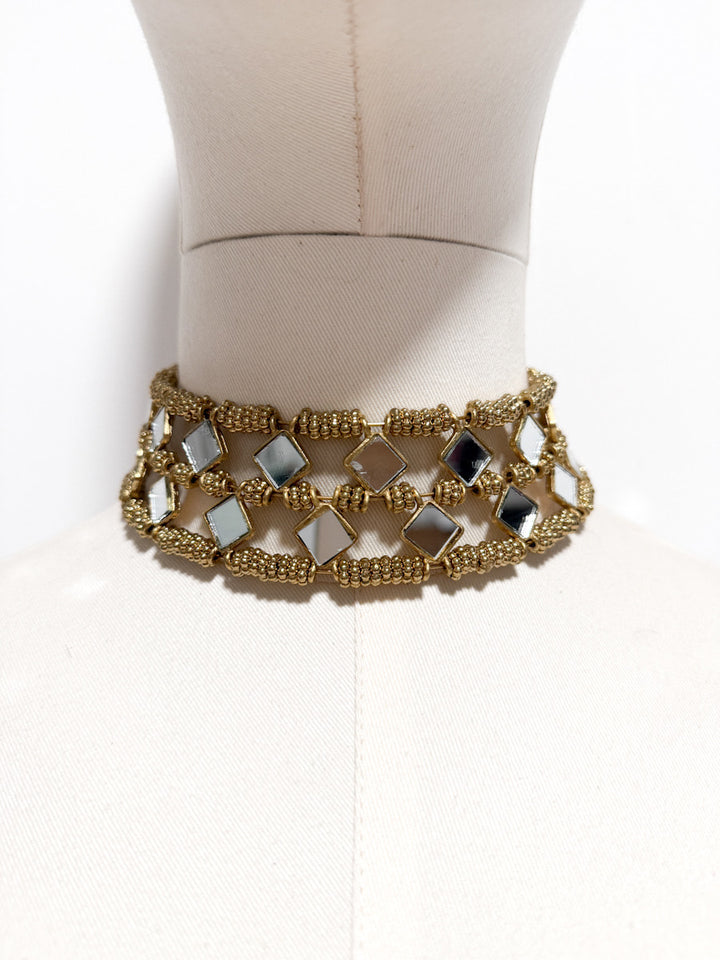 Collar Choker Geométrico Dorado con Detalles de Cristal