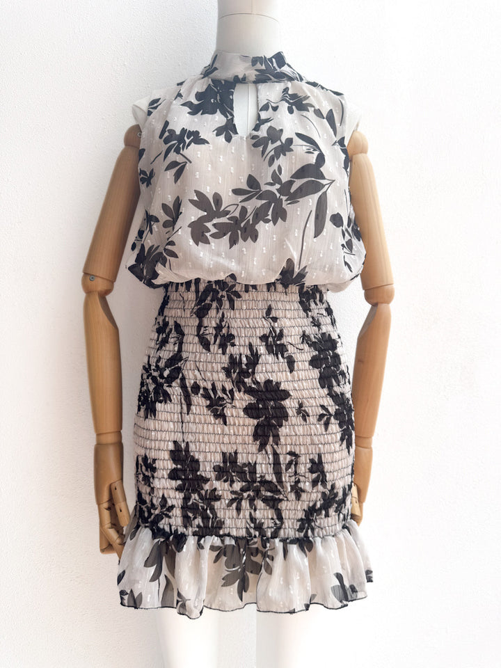 Vestido Corto Estampado con Cuello Alto y Nido de Abeja