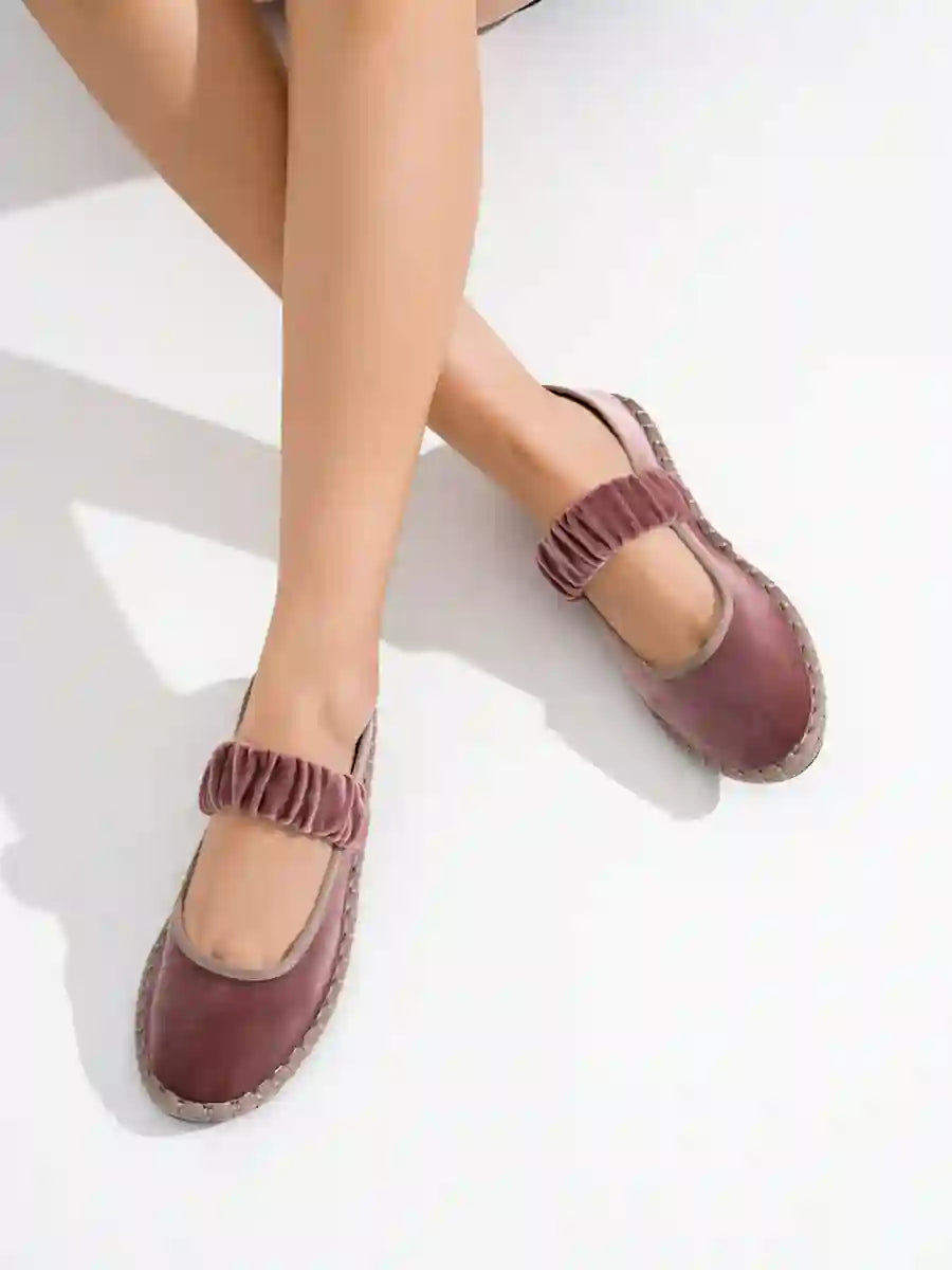 Merceditas de Terciopelo con Correa Fruncida y Suela de Pespunte Artesanal