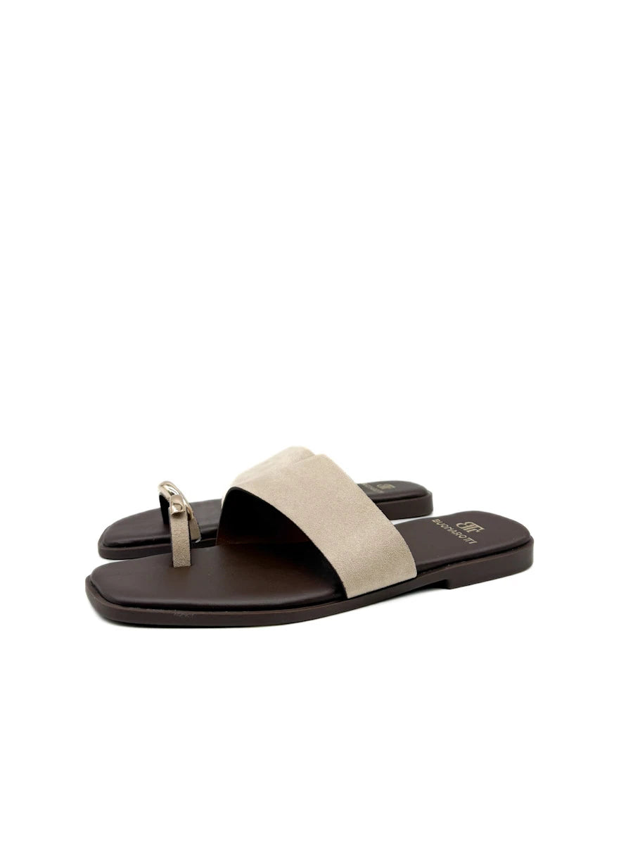 Sandalias Planas con Anillo Metálico y Pala Ancha