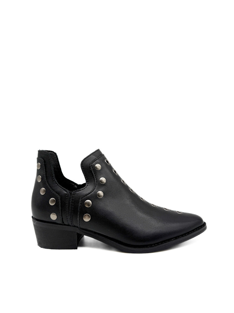 Botines cowboy con tachuelas y cremallera lateral.