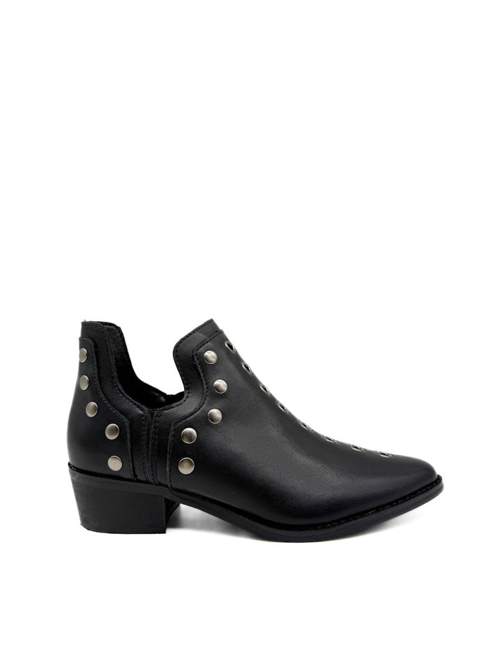 Botines cowboy con tachuelas y cremallera lateral.