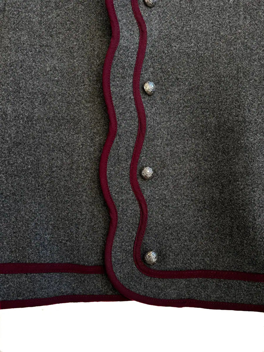 Chaqueta corta estructurada con ribete contrastante y botones