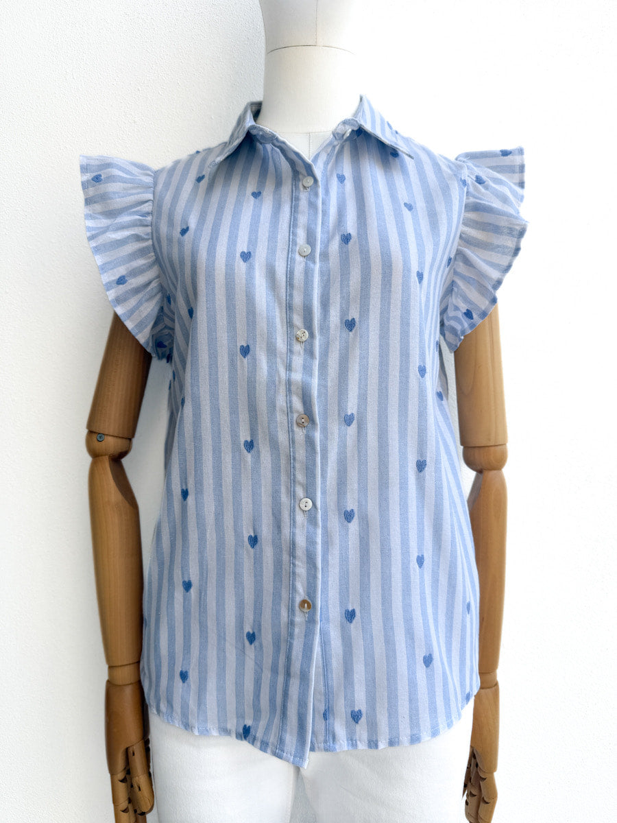 Blusa de rayas con volantes y estampado de corazones Azul