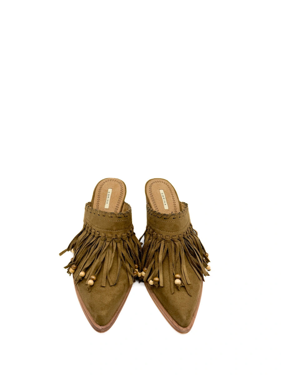 Mules Corina estilo boho-chic en caeml  con flecos y cuentas.