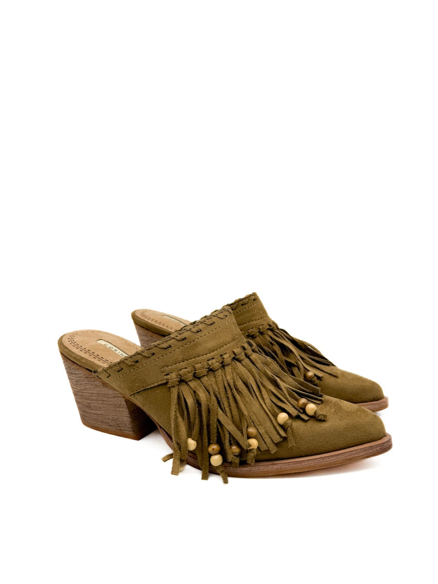 Mules Corina estilo boho-chic en caeml  con flecos y cuentas.