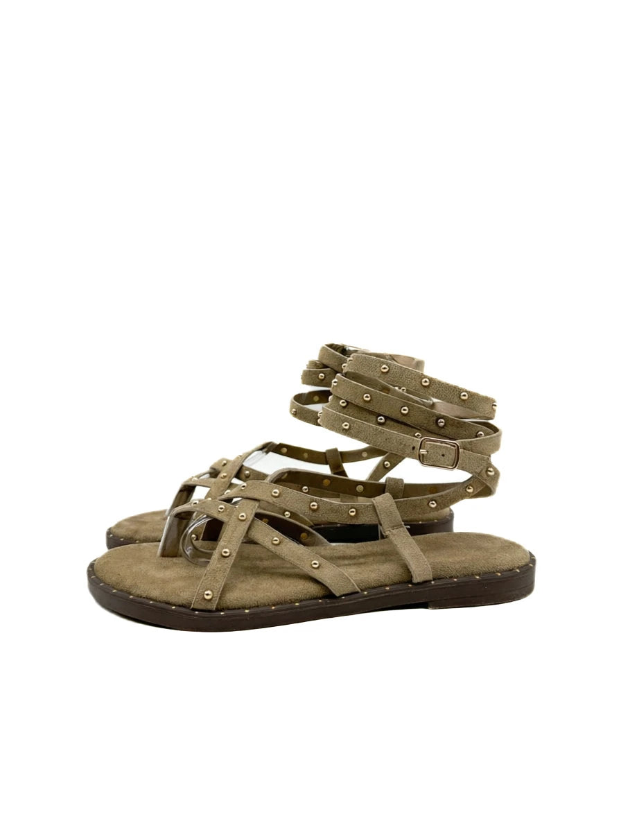 Sandalias Planas Estilo Romano con Tachuelas y Cierre al Tobillo - Colección Verano