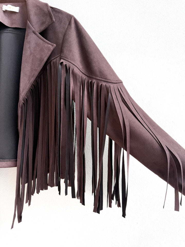 Chaquetas Cortas con Flecos: Estilo Bohemio y Moderno
