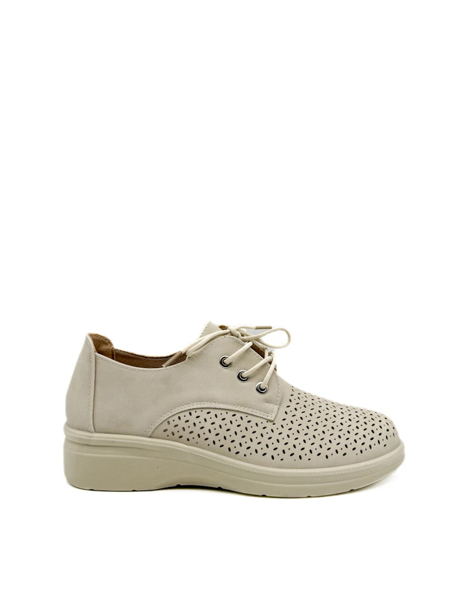 Zapato Oxford beige con diseño de calados láser y cordones.