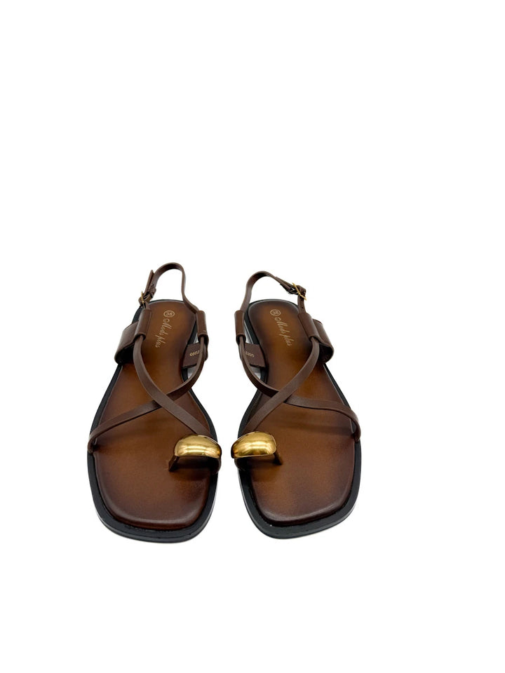 Sandalias Planas con Tira de Dedo y Adorno Dorado Escultural