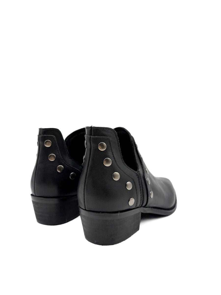 Botines cowboy con tachuelas y cremallera lateral.