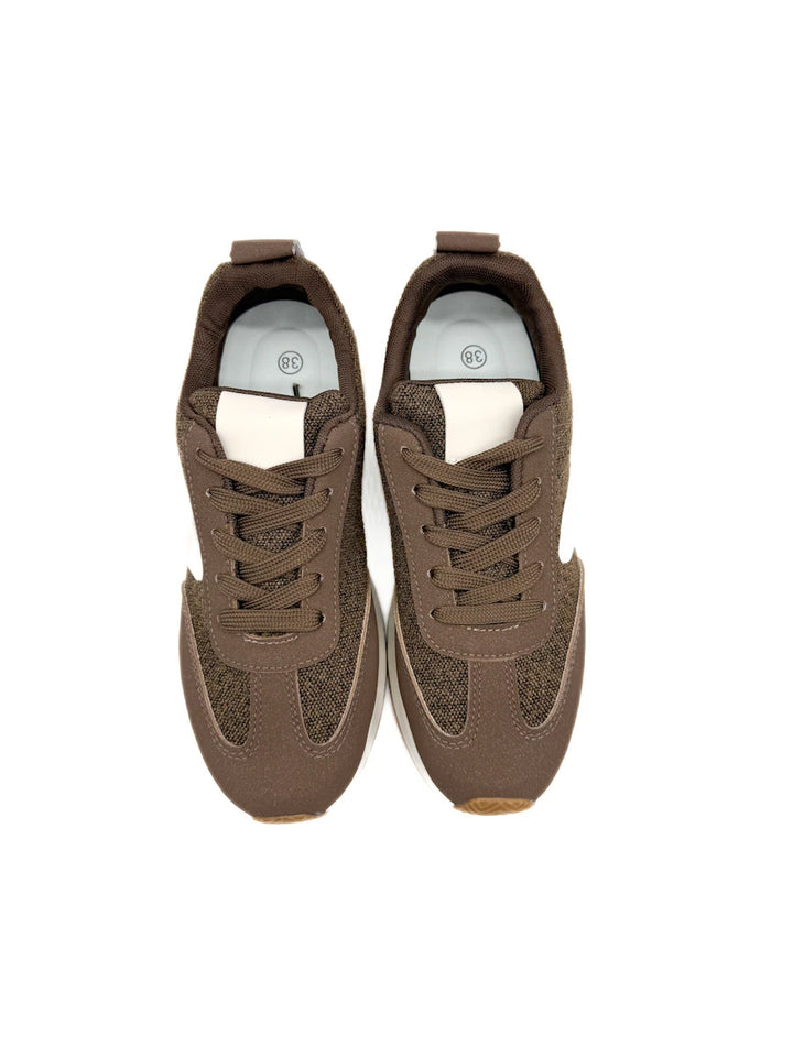 Zapatillas Deportivas Casuales de Mujer Marrones con Detalle Lateral Blanco y Suela Running