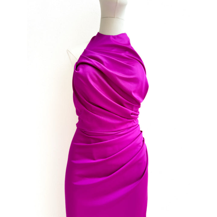 Vestido Largo de Noche con Cuello Halter Estructurado y Lazada.