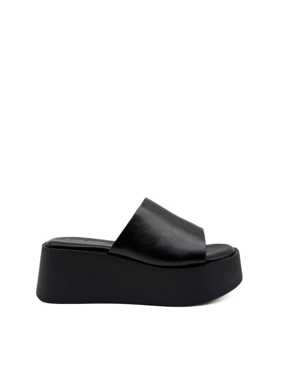 Mule negro con plataforma gruesa.