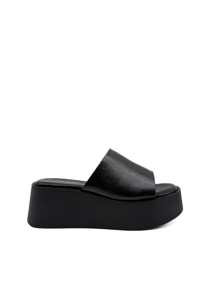 Mule negro con plataforma gruesa.