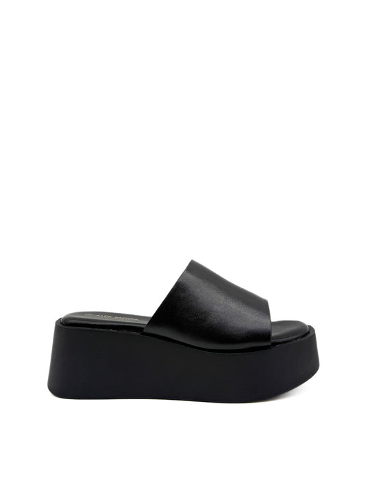 Mule negro con plataforma gruesa.