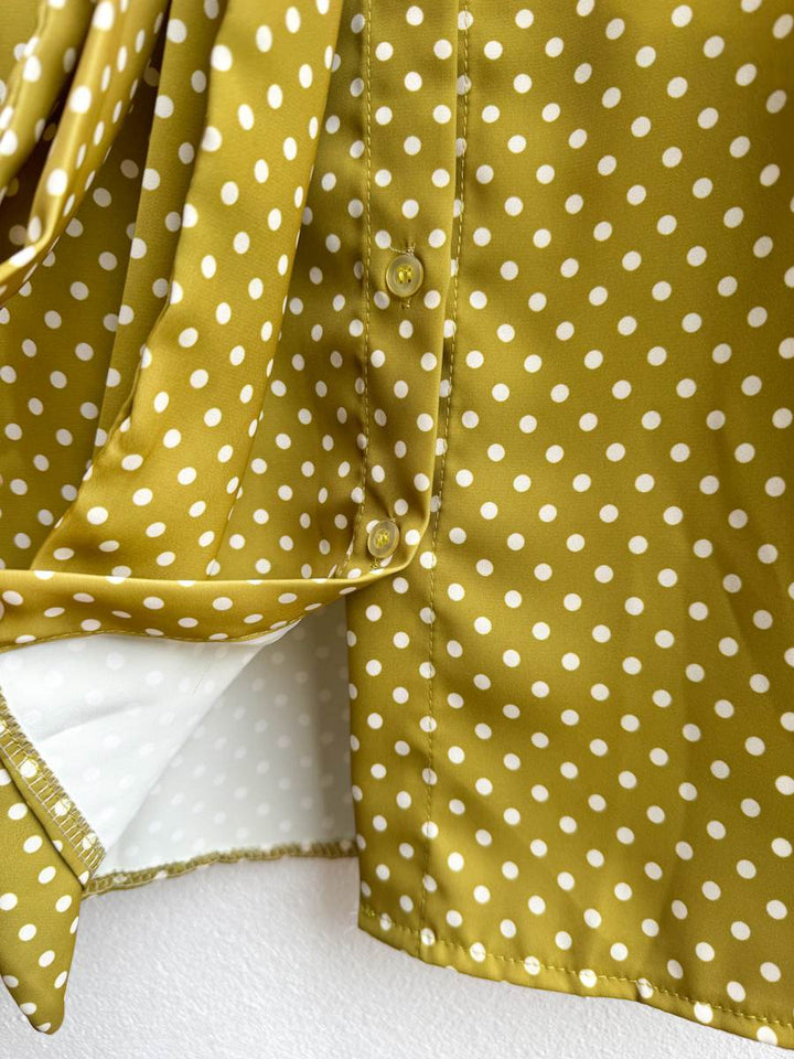 Blusa de Lunares con Lazo en el Cuello, Disponible en Beige y Mostaza