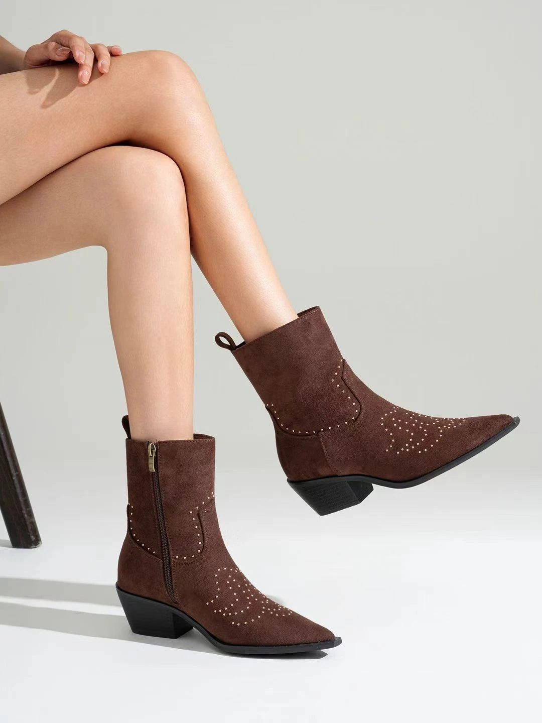 Botines Cowboy de Antelina con Tachuelas Decorativas