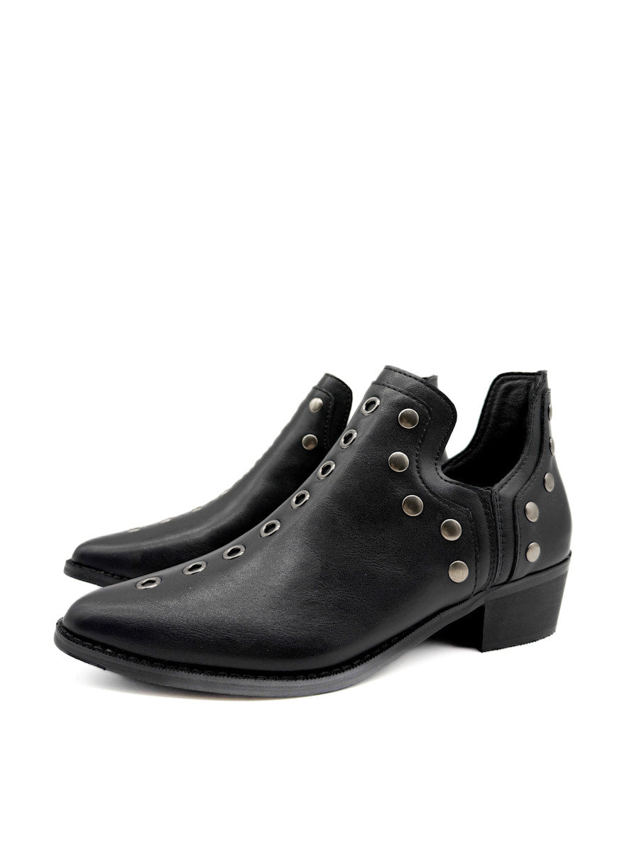 Botines cowboy con tachuelas y cremallera lateral.
