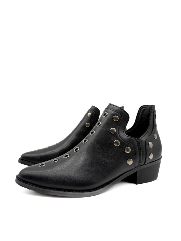 Botines cowboy con tachuelas y cremallera lateral.