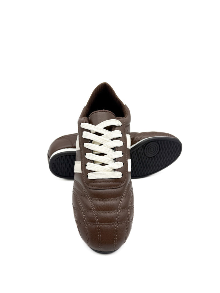 Zapatilla Deportiva Clásicas en  Marrón con Detalles Blancos