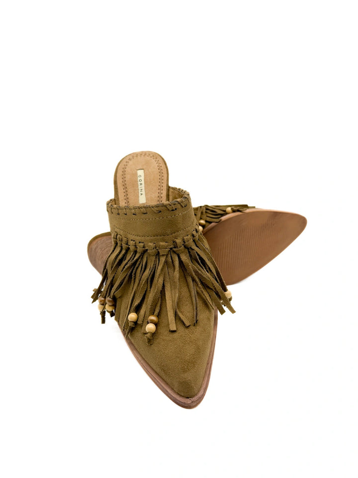 Mules Corina estilo boho-chic en caeml  con flecos y cuentas.