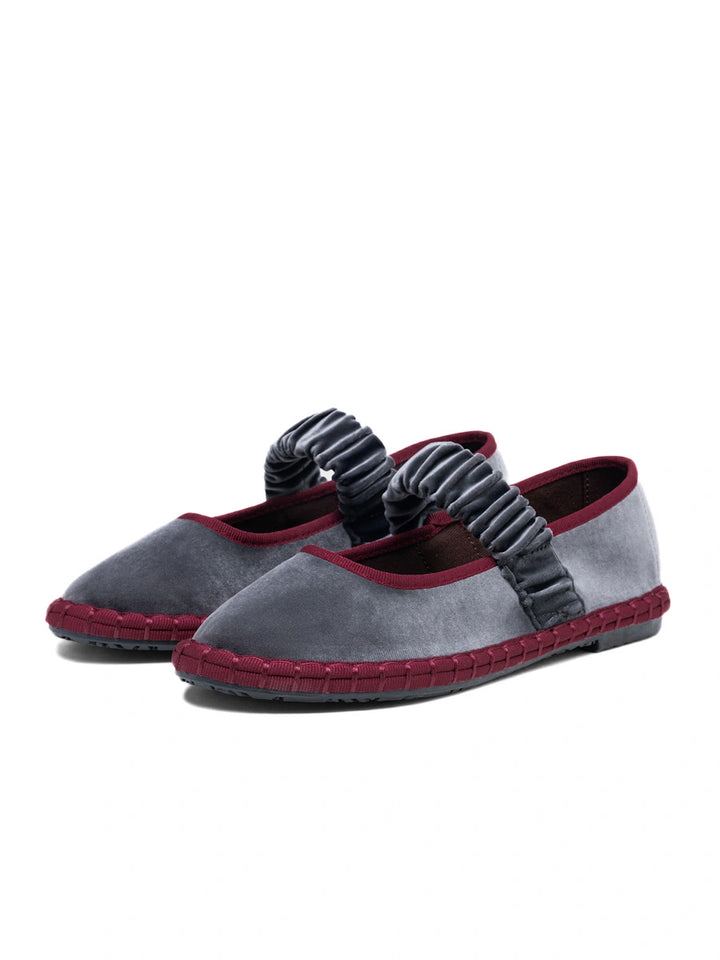 Merceditas de Terciopelo con Correa Fruncida y Suela de Pespunte Artesanal